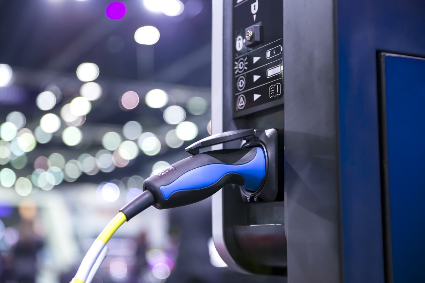 Carro elétrico conectado à estação Raio Charger